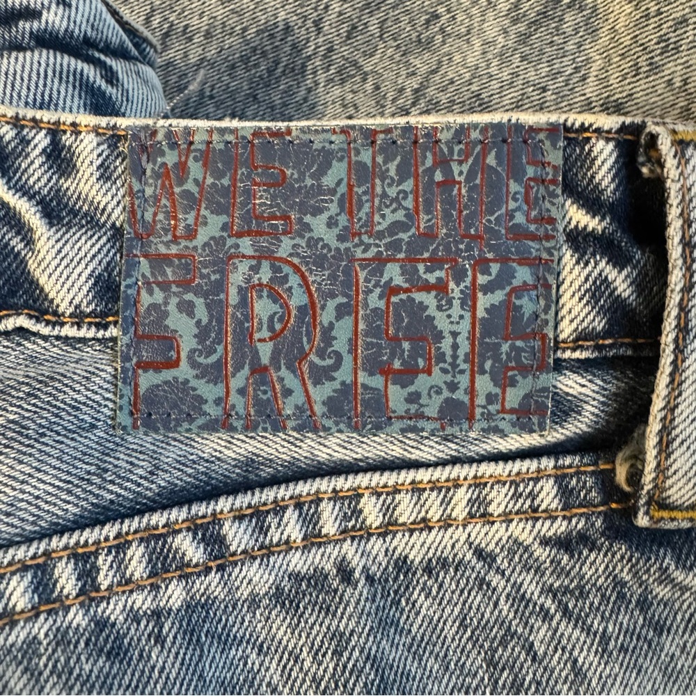 We The Free Distressed High Rise Straight Leg Jeans. Size 31 - Picture 6 of 13